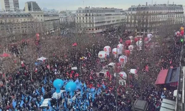 Spegnere scuole, ingorghi, scioperi di massa in Francia: Non lavoriamo fino a 64 anni.