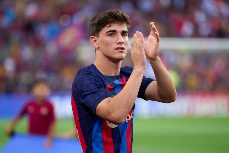 Gavi s'inscrit dans la première équipe de Barcelone, change le fanele