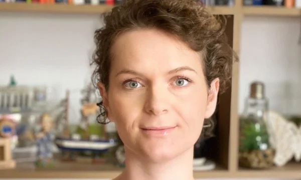 Kusari dit que la VV a rattrapé la télévision publique après l'élection de Riley Gervala comme directrice