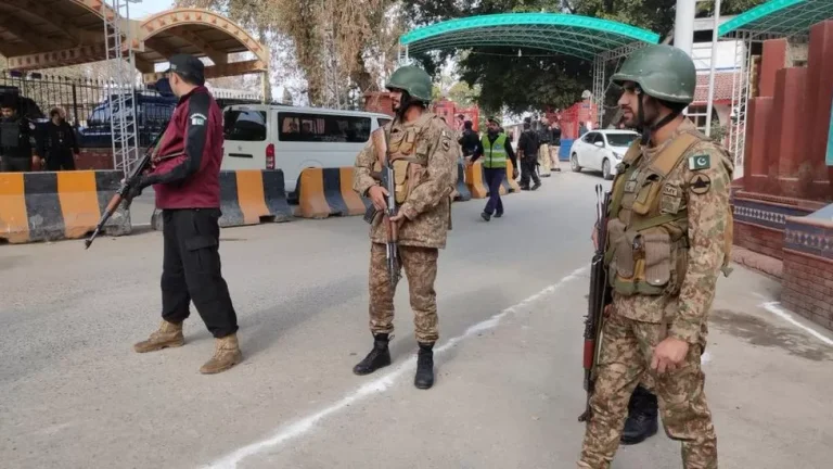 Große Explosion in einer Moschee in Pakistan, mindestens 28 Menschen getötet