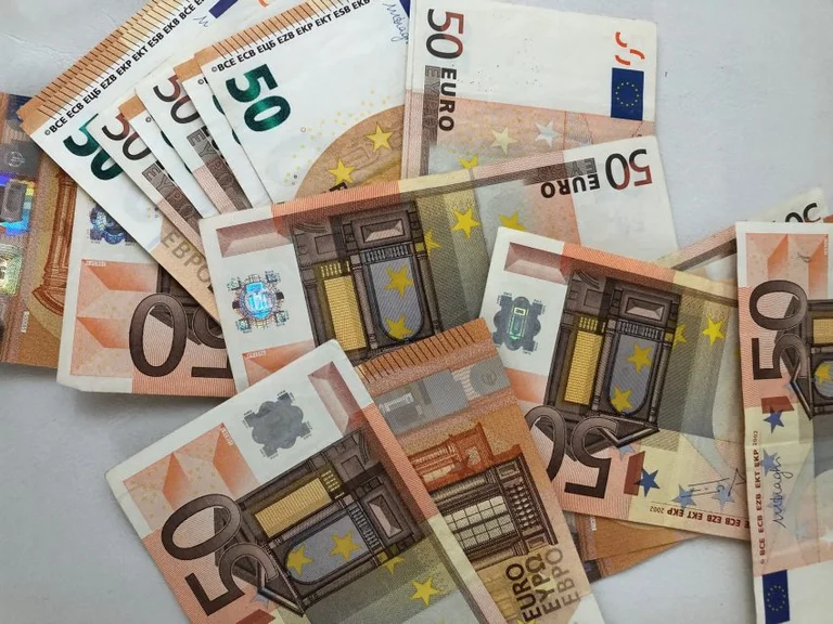 Paga minimale në Kosovë, njëra sindikatë kërkon të jetë 400 euro e tjetra 350
