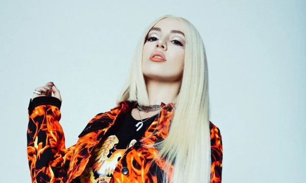 “Vetëm me rrobat e trupit”, Ava Max tregon fillimet në SHBA