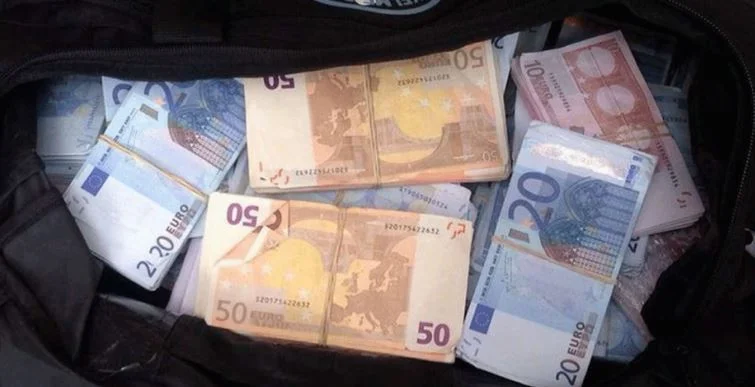 Quasi 33 mila euro in borse si trovano in un'auto in Fushe Kosovo