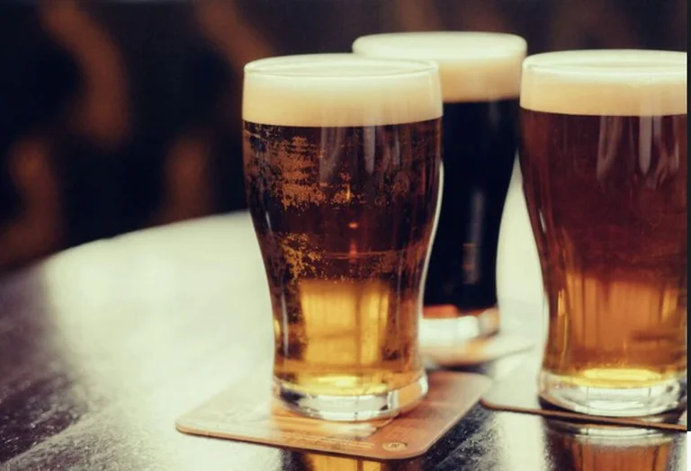 Après une fermeture temporaire, les usines de bière albanaises envisagent de transférer la production vers la Serbie