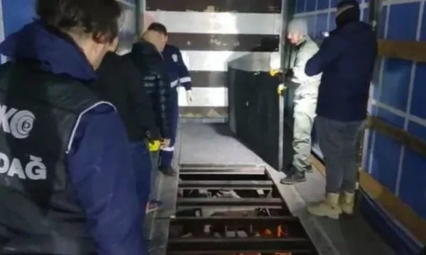 Turquie bloque camion avec 122 kg de drogues d'Albanie, dans les chaînes de conducteurs