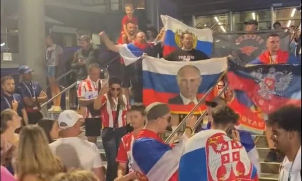 Les fans serbes dans le prochain scandale australien célèbrent avec les drapeaux russes et les photos de Poutine