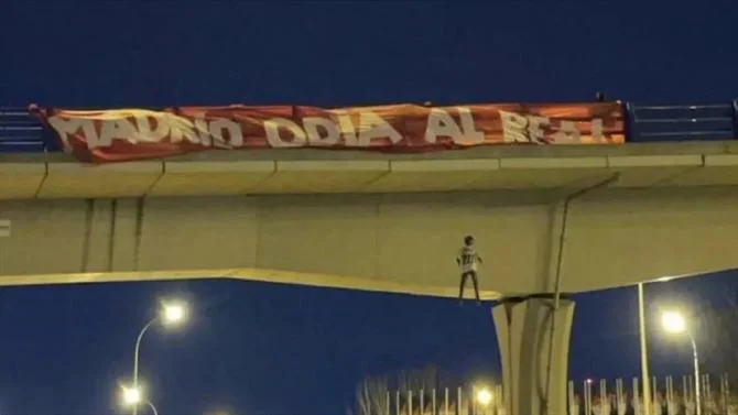 Les fans de l'Atletico Madrid avec un geste laid avant le match du Real Madrid, c'est leur appel