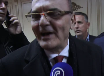 El vino de la madre se está muriendo. Martin Berishaaj habla como Unikatili