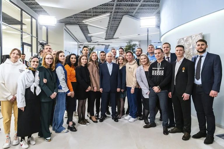 Putin si presenta in tacchi a un incontro di studenti