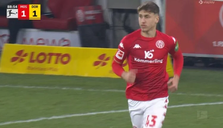 Seulement 18 ans, l'assaillant albanais fait ses débuts en Bundesliga allemande devant Dortmund