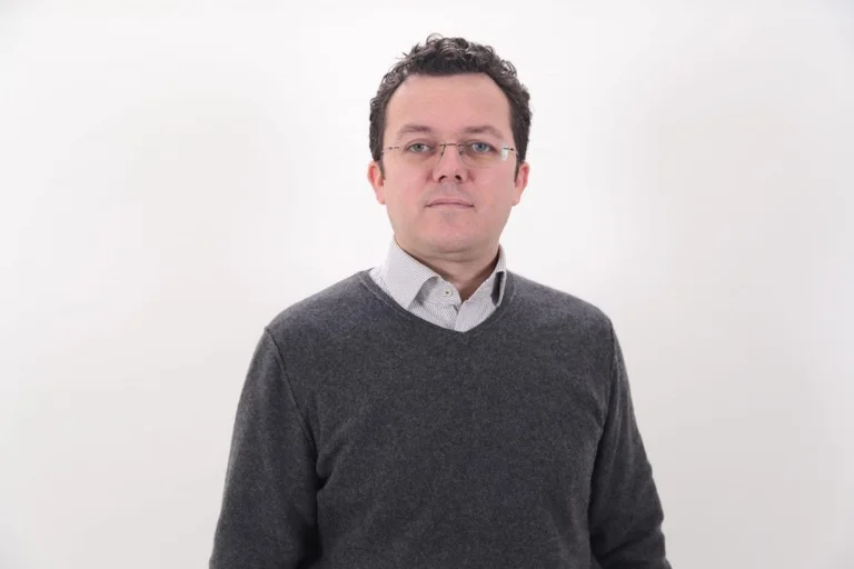 Arian Jakupi congédie le poste de président de l'Association des Pharmacistes