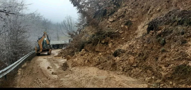 Landrutsche: Gesperrt und dann von der Kedkoll Road befreit