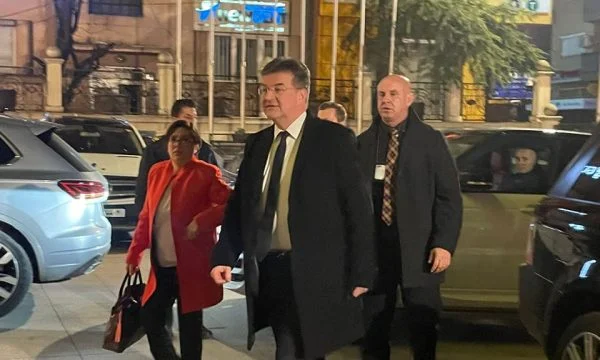 Lajcak incontra Kurt, ma cena con Fedele Bissim