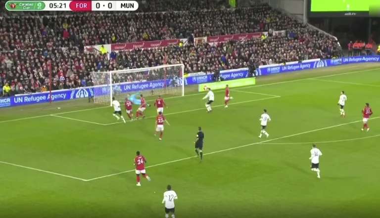 Rasford ne vous donne pas une seconde de ce poste, il marque Nottingham à la FA Cup.
