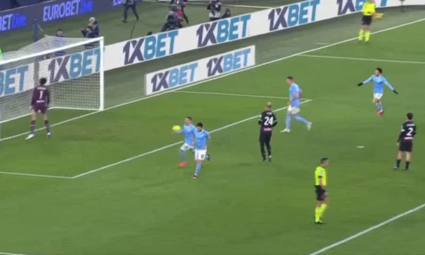 Lazio, molto fiducioso di Milano, segna il terzo gol.
