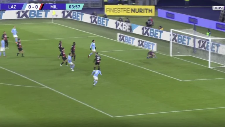 Fantastische Aktion von Lazio, Milinkovic nimmt den Ball zum AC Mailands Netz.