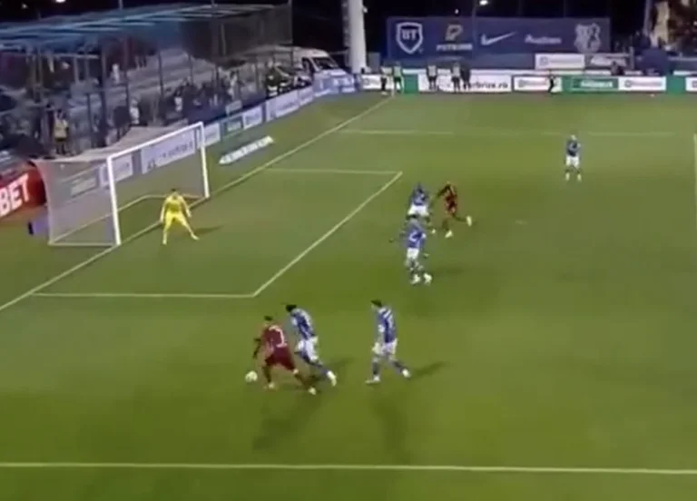 Après avoir marqué, Ermal Krasniqi a participé au troisième but de Cluj en derbe roumain