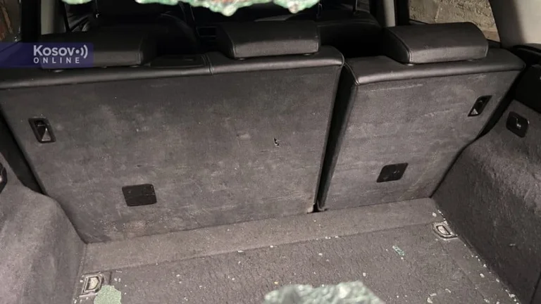 Este es el Audi Q5, con el que la Policía de Kosovo fue atacada hoy en Leposavic