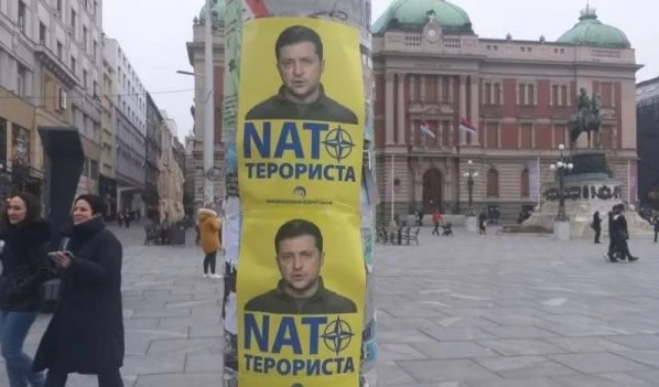 Në Beograd shfaqen posterë ku thuhet se Zelensky “është terrorist i NATO-s”