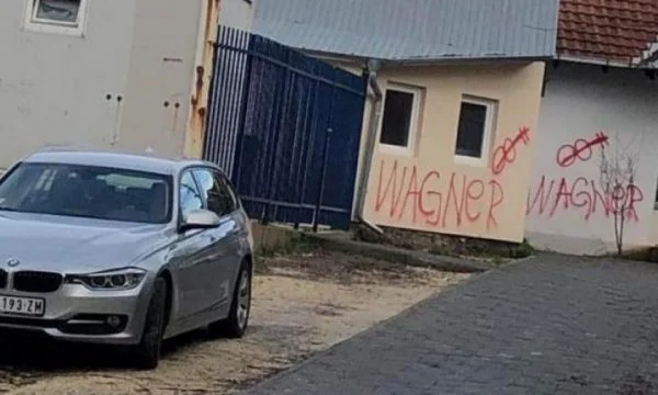 Persona të panjohur vendosin mbishkrime “WAGNER” nëpër veri të Mitrovicës, Policia i cilëson si nxitje e urrejtjes dhe përçarjes ndëretnike