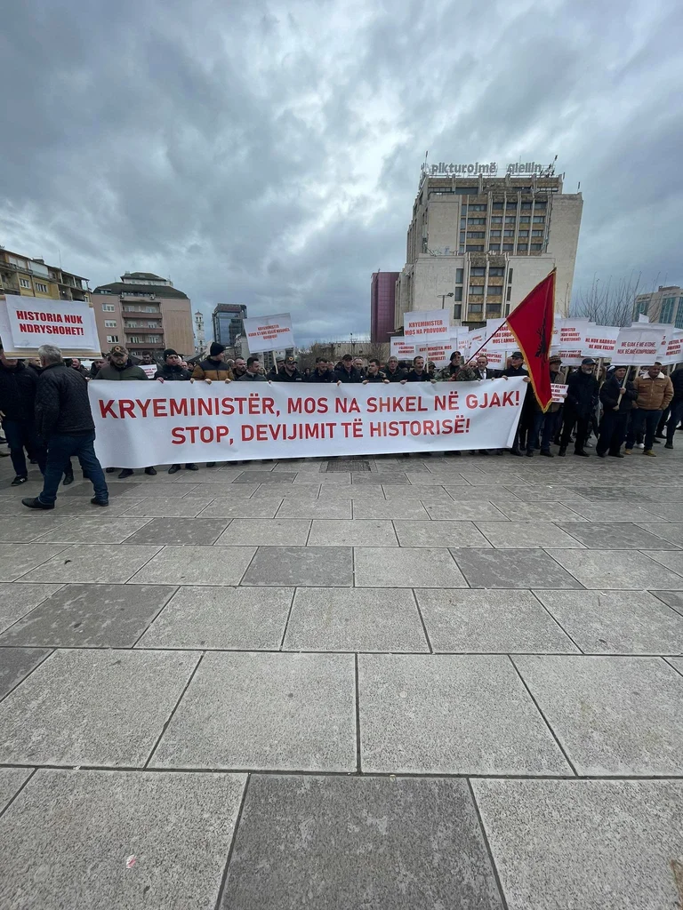 “Kryeministër, mos na shkel në gjak” nis protesta e fëmijëve të dëshmorëve kundër Kurtit