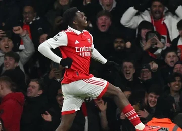 Unstopbare, unbestrittene Arsenal und Man United und geht weiter zum Titel