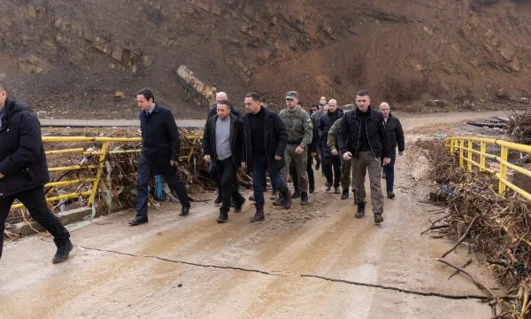 Kurti ‘thyen akullin’, tri ditë pas vërshimeve e viziton Skenderajn