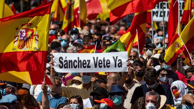 Spanjollët në protestë kundër Sanchez