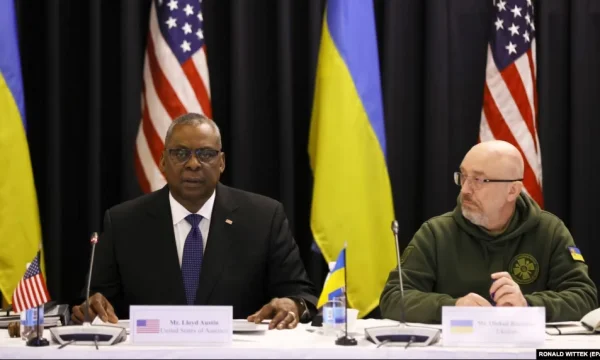 Austin: Paketa e ndihmës përfshin tanke, por jo tanket e kërkuara nga Ukraina