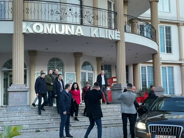 Pas kritikave, presidentja Osmani shkon dikur në Klinë për gjendjen me vërshime