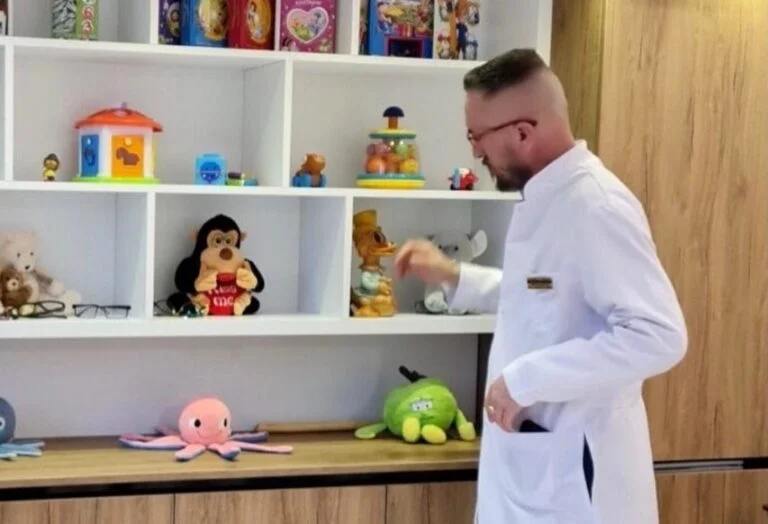 Logopedi që abuzoi me 3 vjeçaren autike kthehet në punë në QKUK