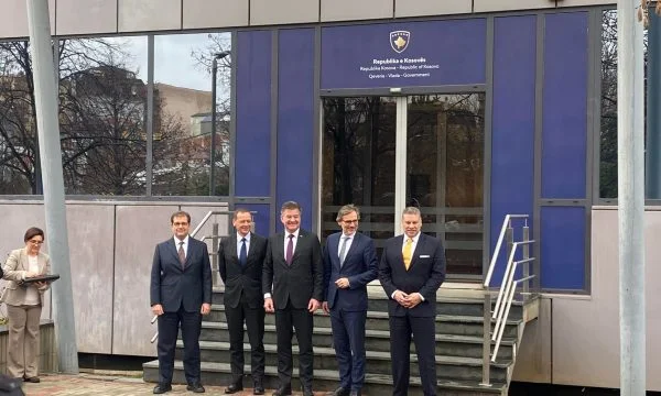 Emisarët ndërkombëtarë nisen drejt Beogradit