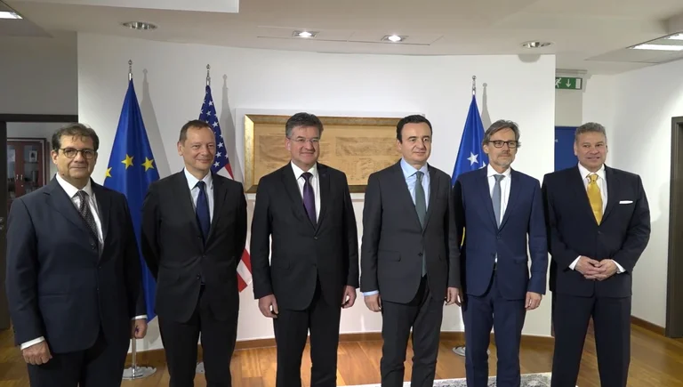 Po vazhdon ende takimi i pesë emisarëve me Kurtin