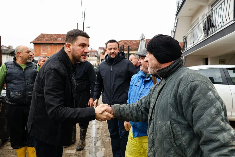 Krasniqi pas vërshimeve shkon në Mitrovicë: Qytetarët nuk duhet të lihen vetëm, pa mbështetjen e shtetit