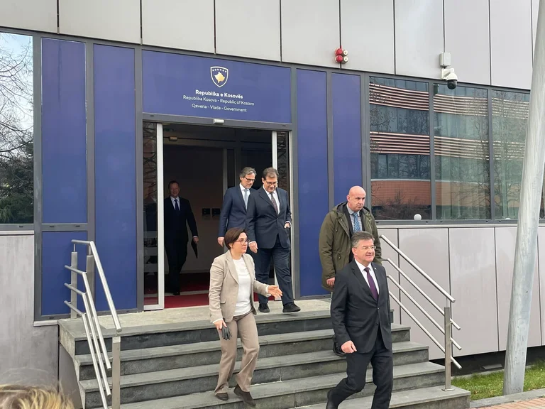 Pas më shumë se 2 orëve, përfundon takimi i Kurtit me pesë emisarët