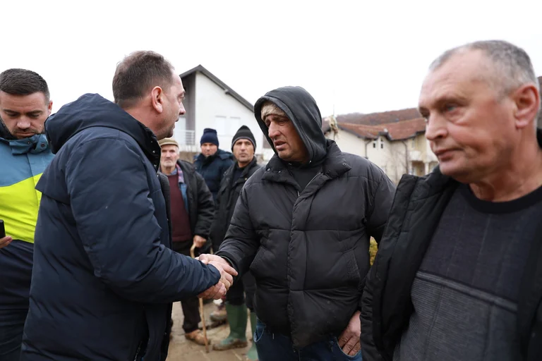 Vërshimet, Nura: S’dua ta paragjykoj Kurtin pse s’na ka vizituar