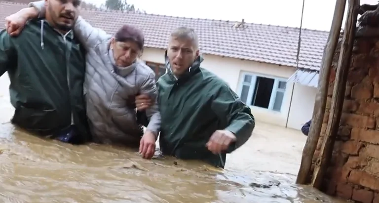 Momenti kur shpëtohet çifti i moshuar nga shtëpia e vërshuar në Skenderaj (VIDEO)
