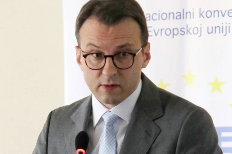 Propagandisti Petkoviq thotë se “Prishtina e ka shkelur marrëveshjen e Brukselit për targat”
