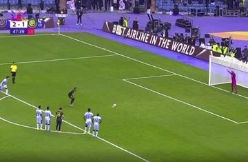 Neymar gewinnt die Strafe meisterhaft, der Torwart von Al Nasr erwartet ihn