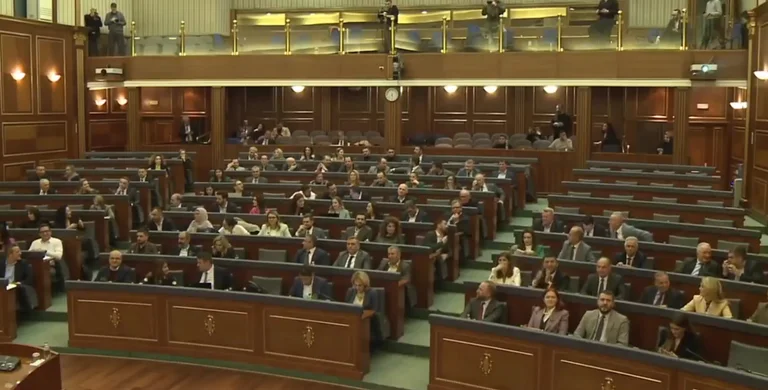 LAJMI I FUNDIT: Vetëvendosje s’ia lejon popullit tërheqjen e Trustit