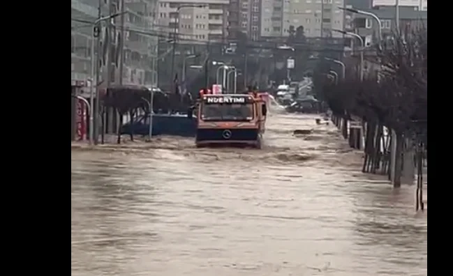Skenderaj: Veturat nën ujë, pamje të reja nga përmbytjet atje(Video)