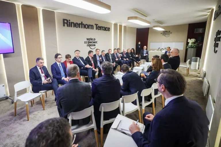 I vetmuar e në fund të sallës: Vuçiq i ulur mbrapa të tjerëve në Davos, aty ku është edhe Kurti