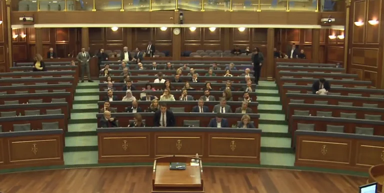 Opozita lëshon sallën pasi VV s’ia lejoi popullit tërheqjen e Trustit
