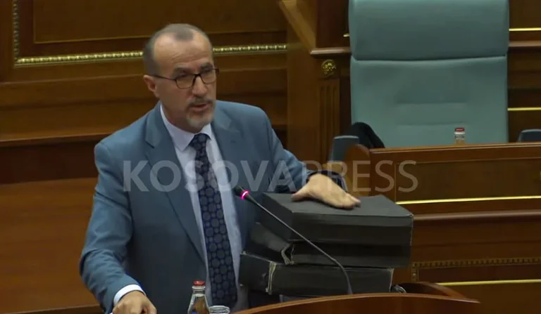 Haxhiu qet përpara nënshkrimet për Trust: Vendosni a po doni me dëgju qytetarin, apo presionin e Kurtit e Kusari-Lilës