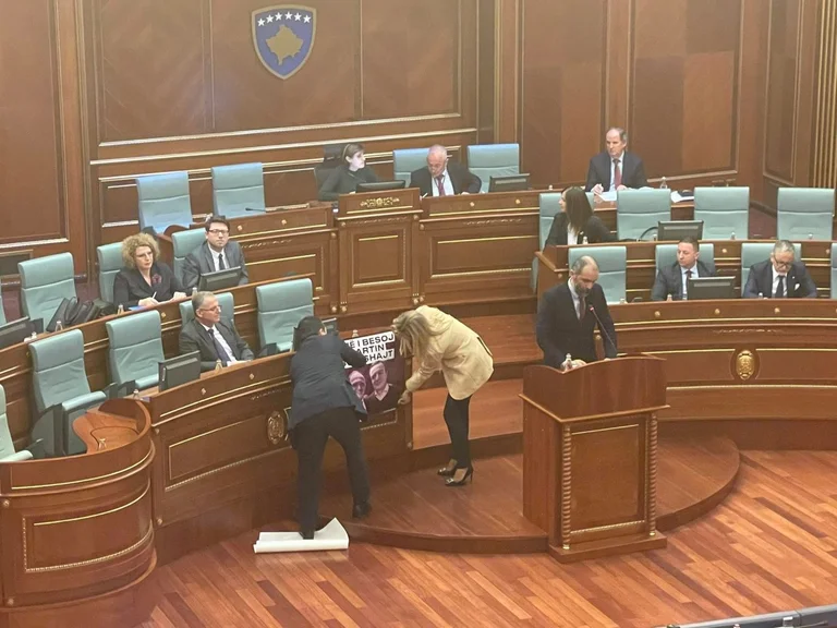 “Unë i besoj Martin B€ri$hajt” – PDK ia vendos te ulësja Kurtit foton me Berishajn