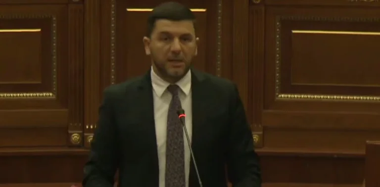 Krasniqi pyet Kurtin e VV’në për Martin Berishajn: Pse s’keni përgjigje, qoftë edhe me ato videot tuaja çka ka – çka s’ka
