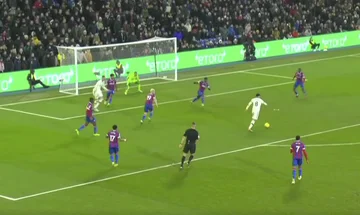 Dieser Bruno Streik war nicht normal, sehen, wie schön er im Crystal Palace scored.