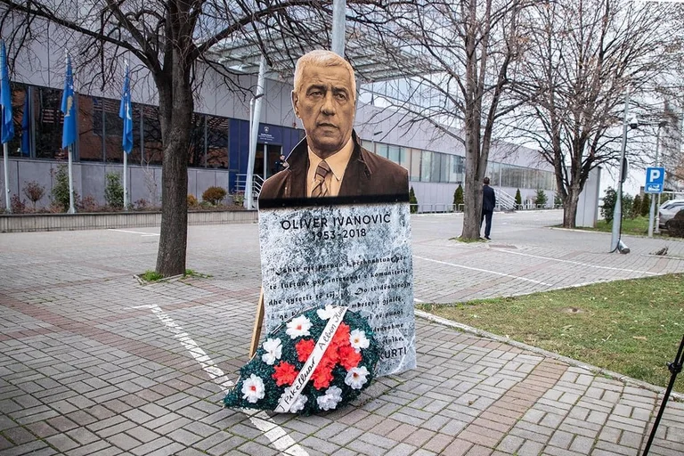 “I pikëlluar Albin Kurti” – PSD vendos para Qeverisë bustin e Ivanoviqit