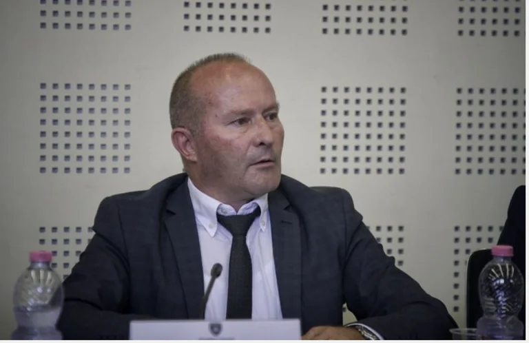 I rrëzohet edhe një vendim kryeministrit Kurti, rikthen në punë Fadil Kodrën