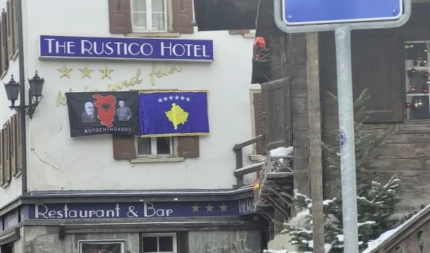 Flamujt e Kosovës dhe “Autochthonous” shfaqen përballë hotelit ku po qëndron Vuçiq në Zvicër